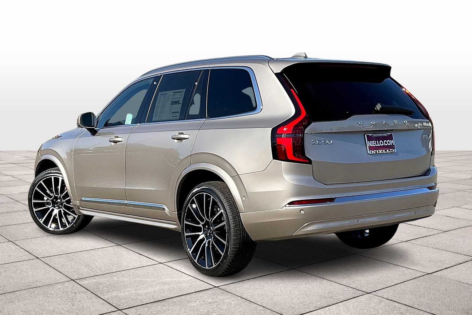 2026 Volvo XC90 Plus Black Edition photo 3