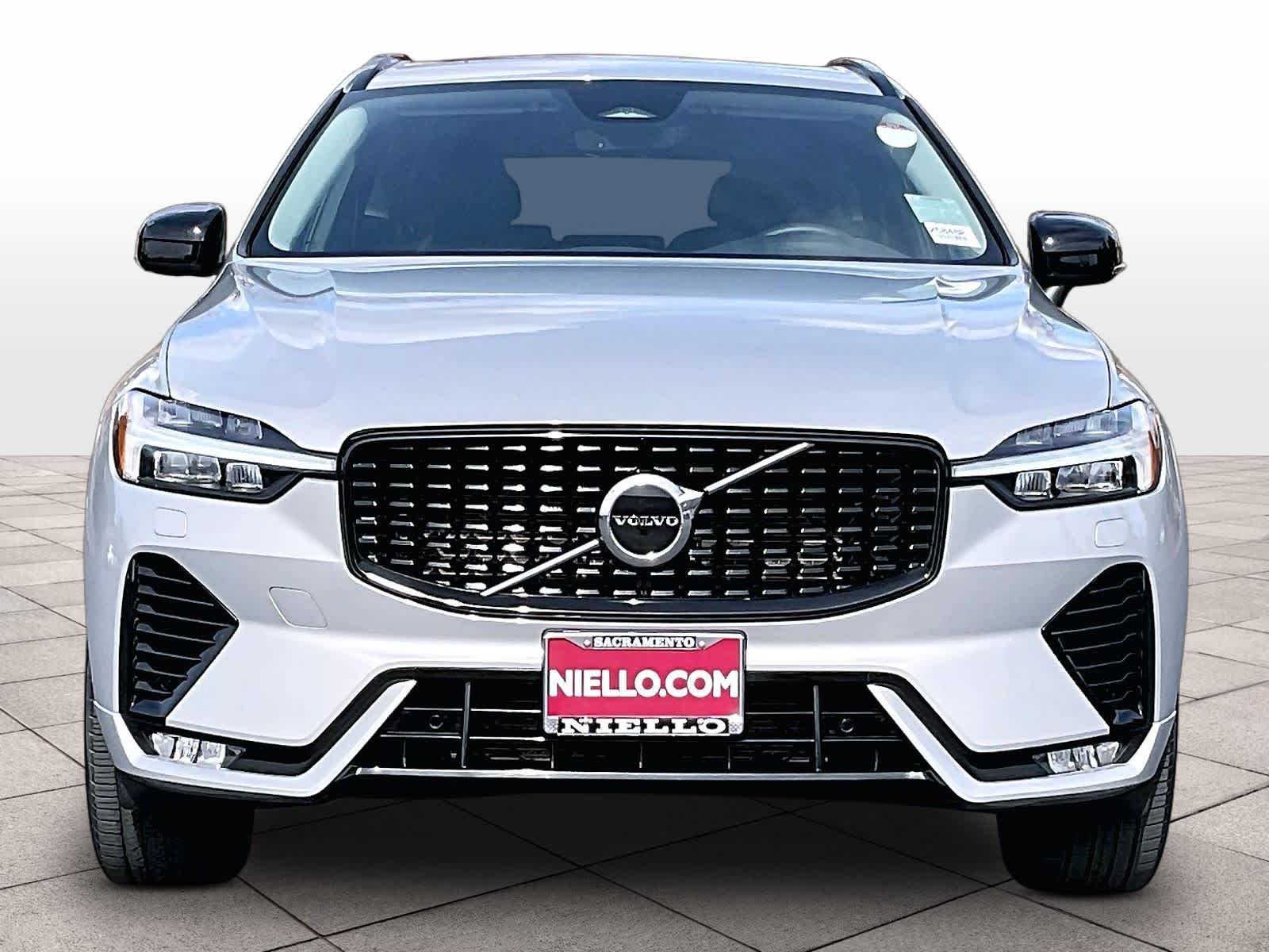 2025 Volvo XC60 Core photo 2