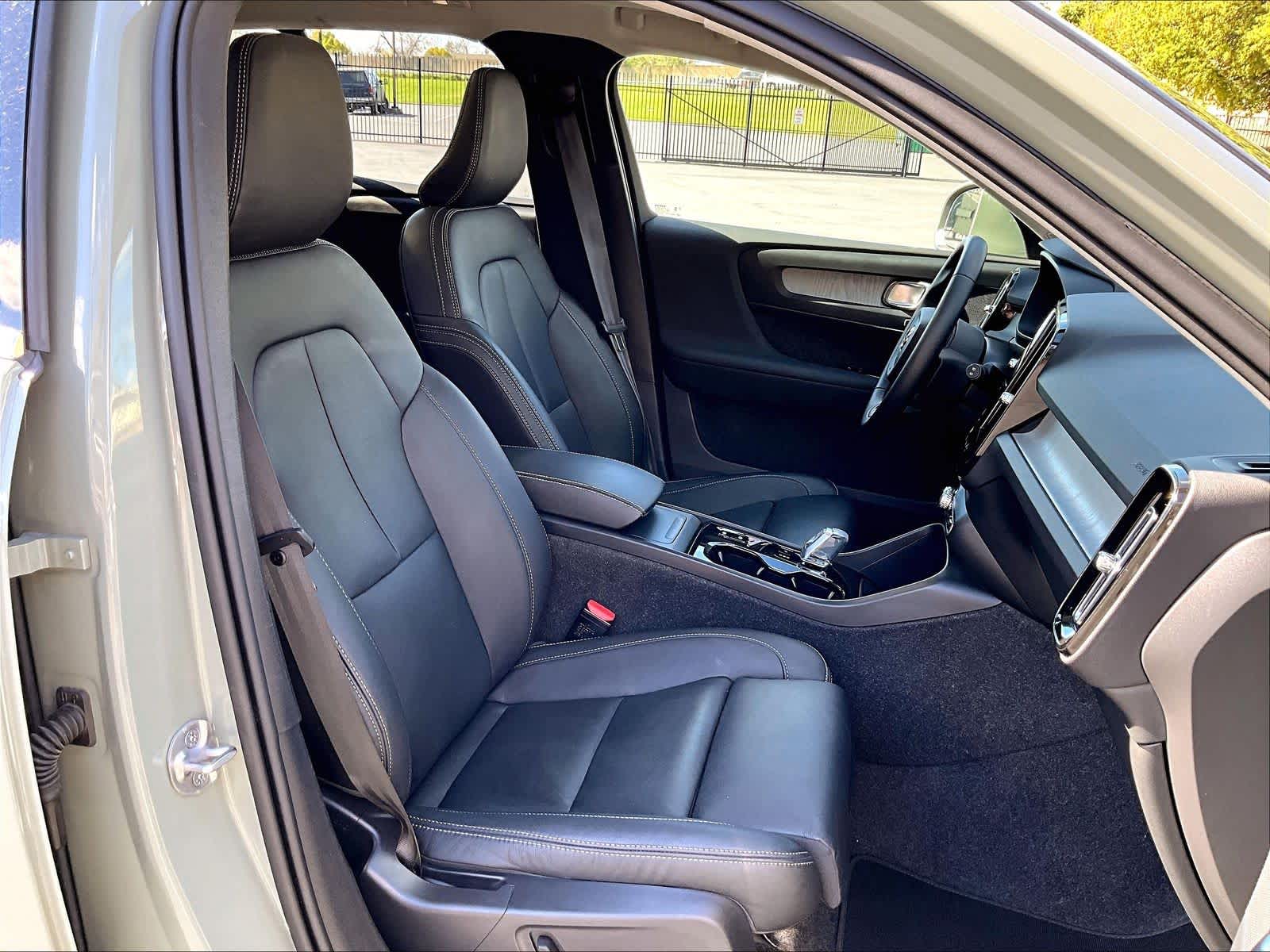 2025 Volvo XC40 Plus Bright Theme photo 3