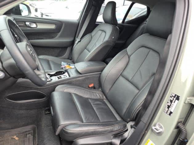 2023 Volvo XC40 Ultimate AWD photo 4