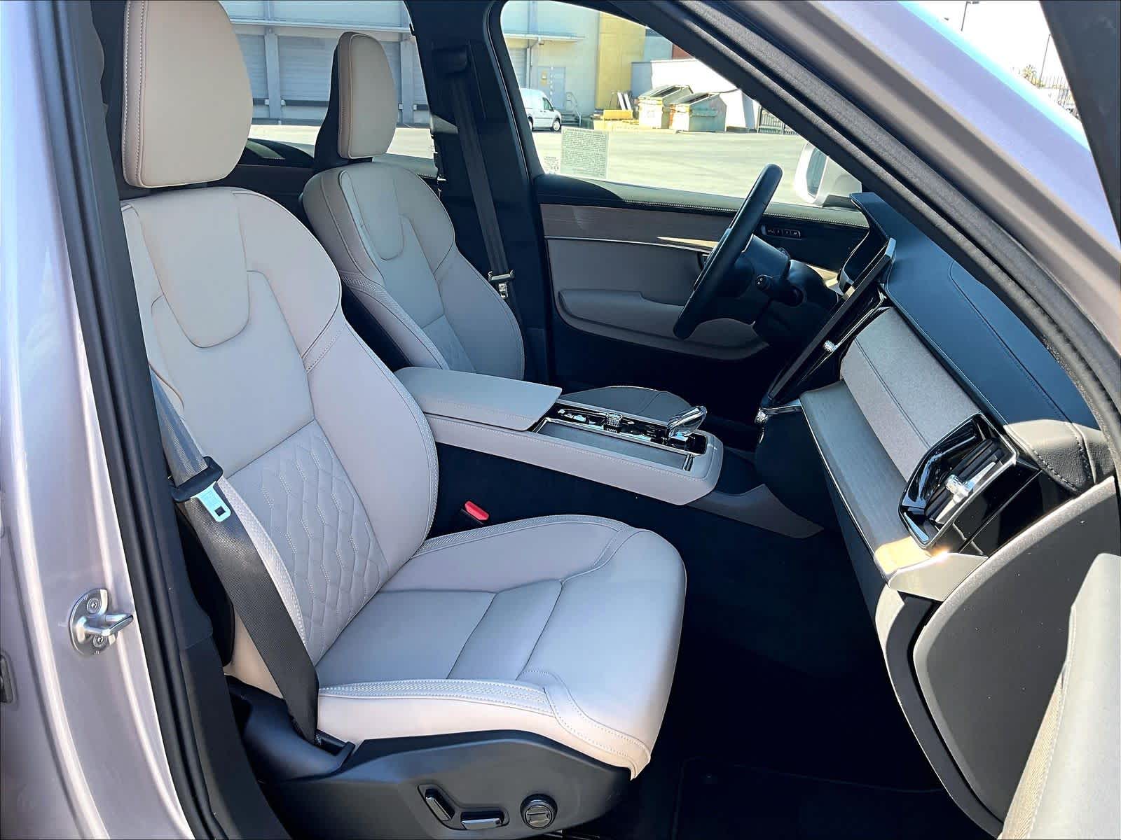 2026 Volvo XC90 Plus photo 3