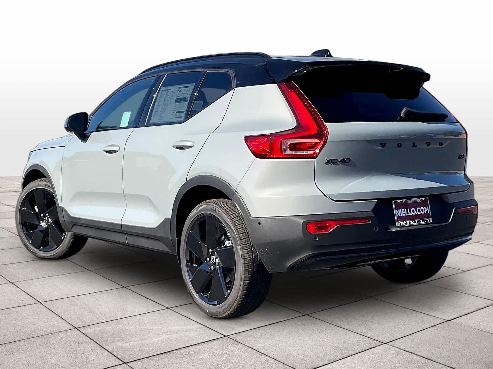 2026 Volvo XC40 B5 Ultra Black Edition photo 2