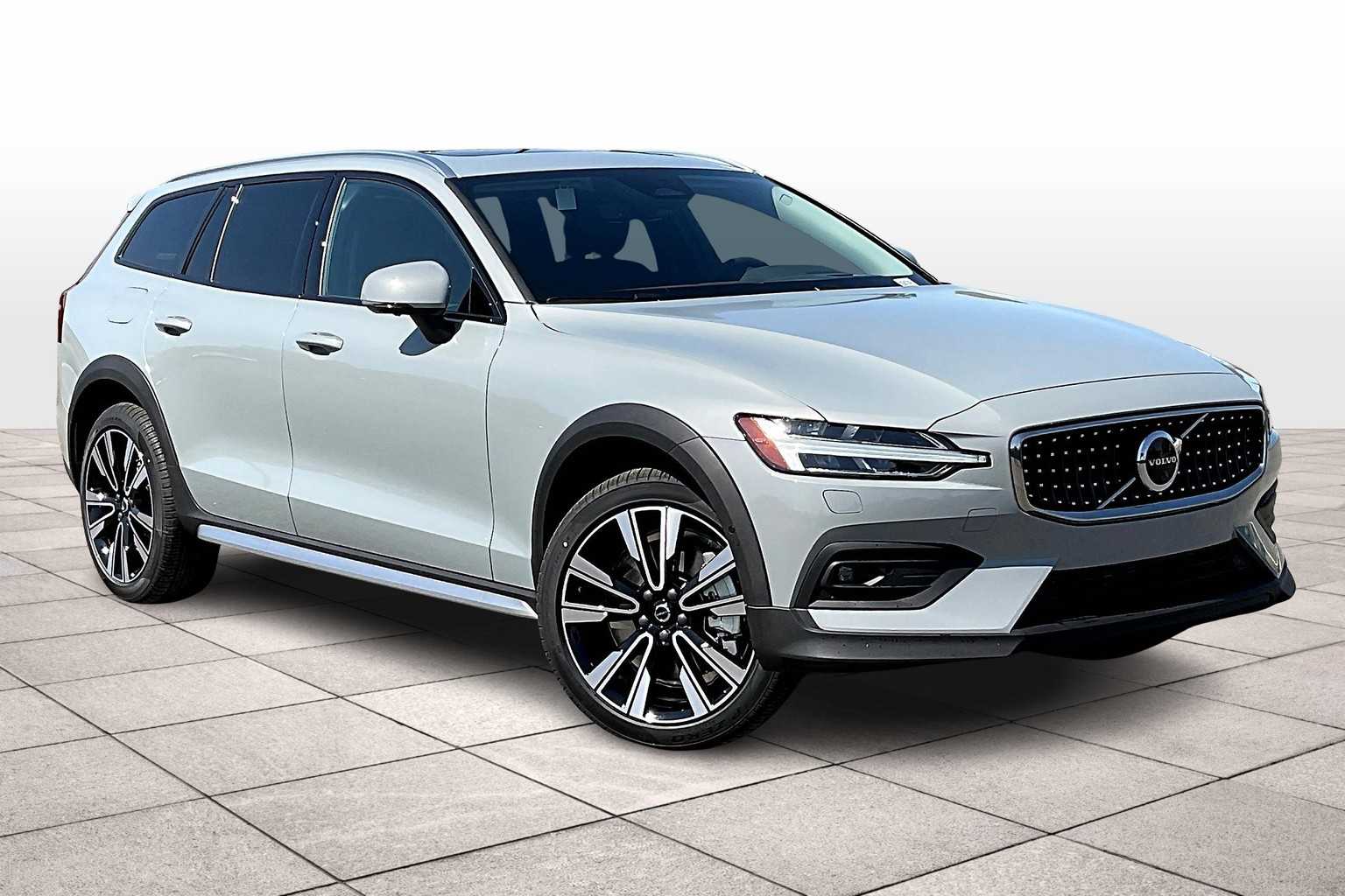 2025 Volvo V60 Cross Country B5 photo 2