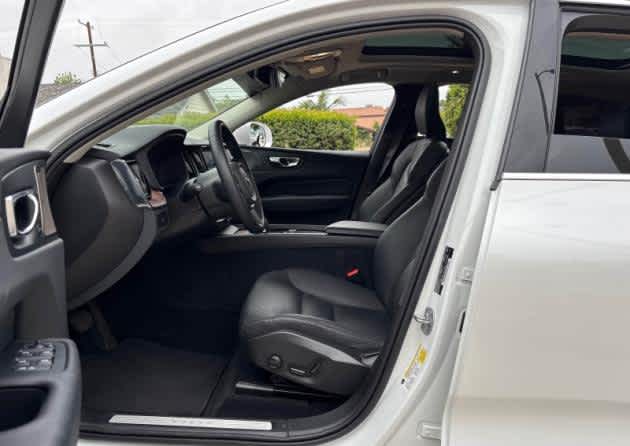 2023 Volvo XC60 Plus Bright Theme photo 4