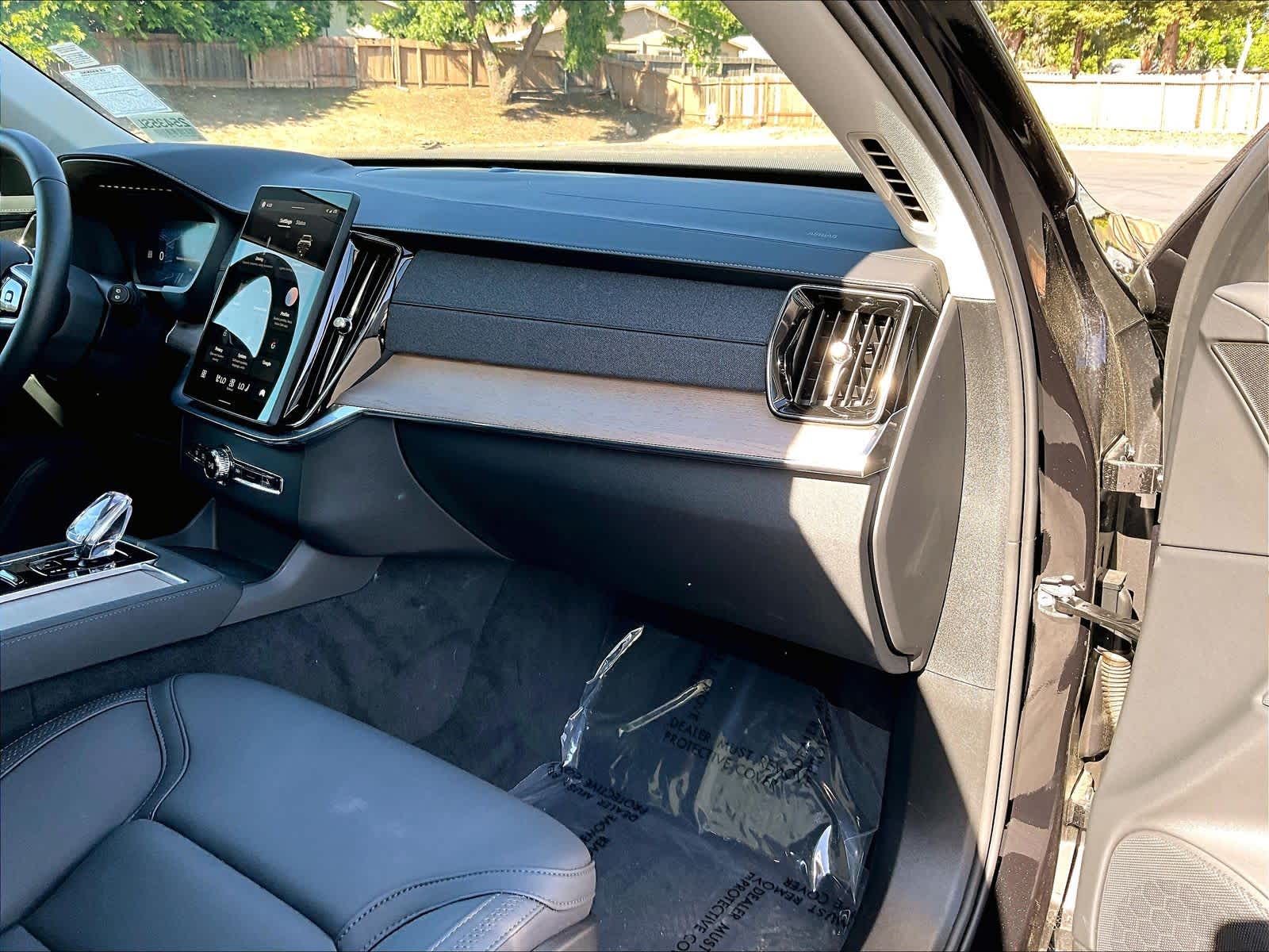 2025 Volvo XC90 Core - Photo 16