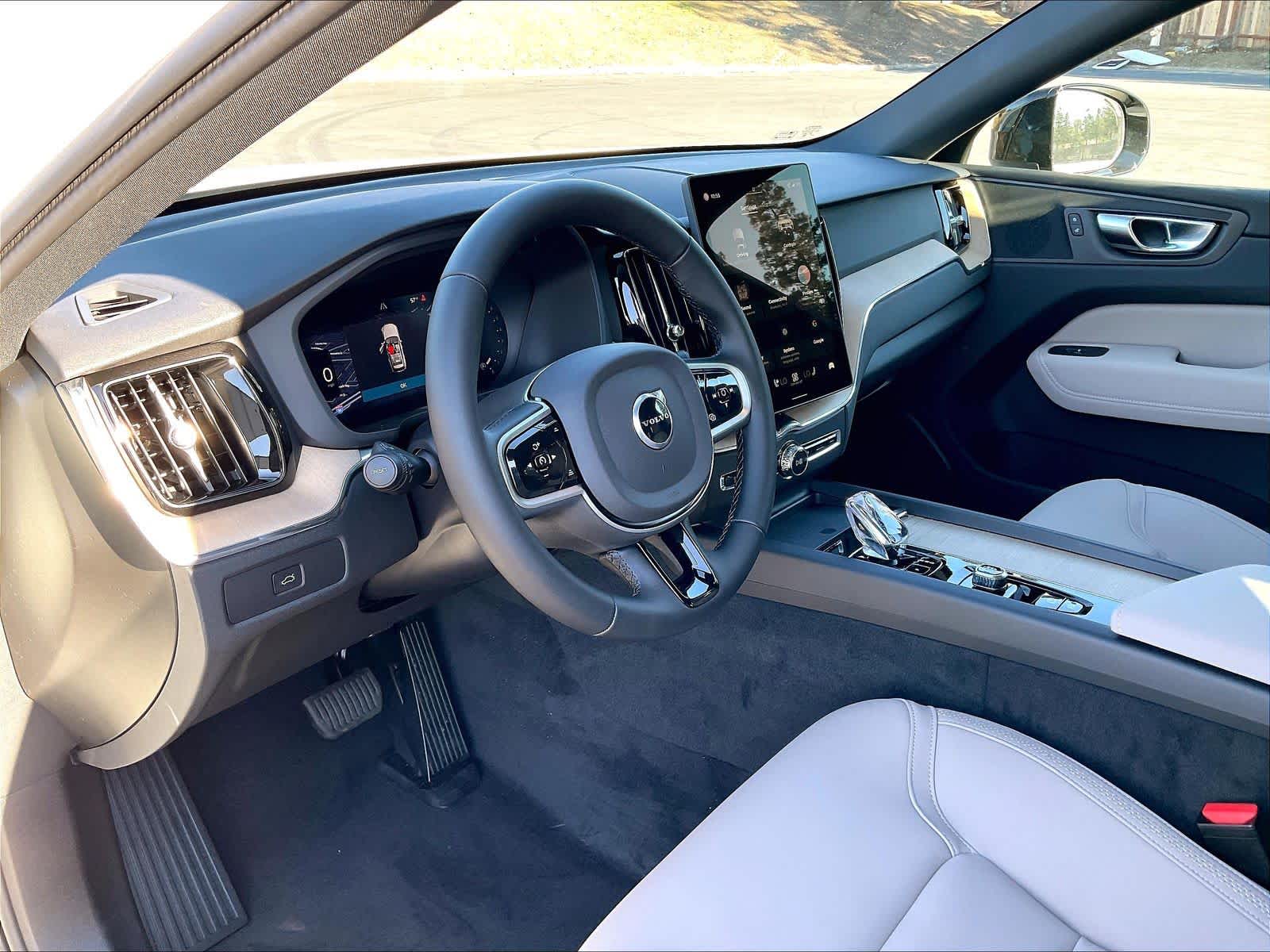 2026 Volvo XC60 B5 Plus photo 3