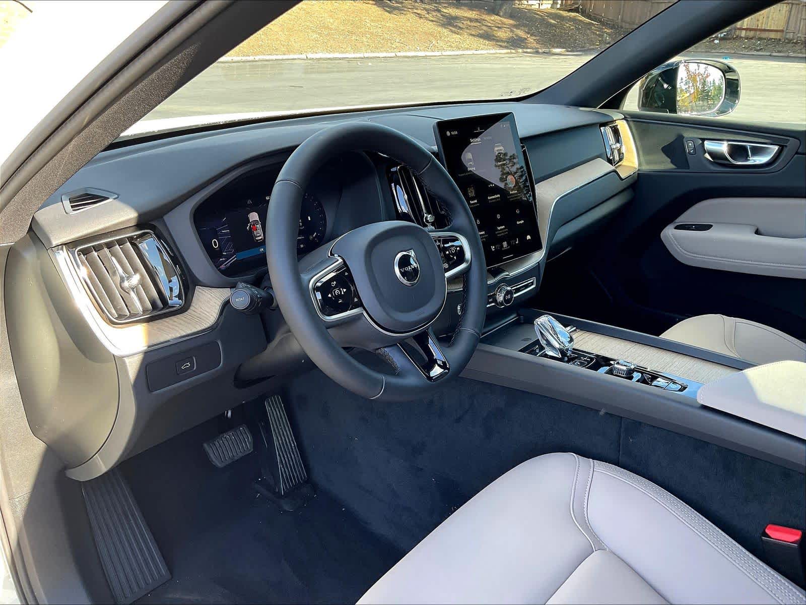 2026 Volvo XC60 B5 Plus photo 3