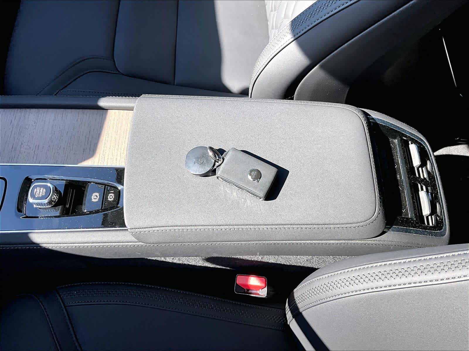 2025 Volvo XC90 Core - Photo 11