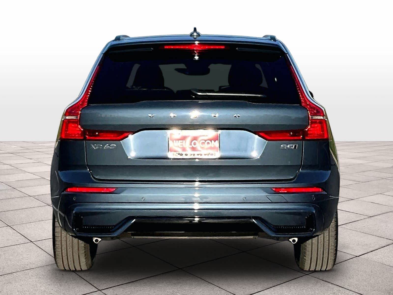 2025 Volvo XC60 Core photo 4