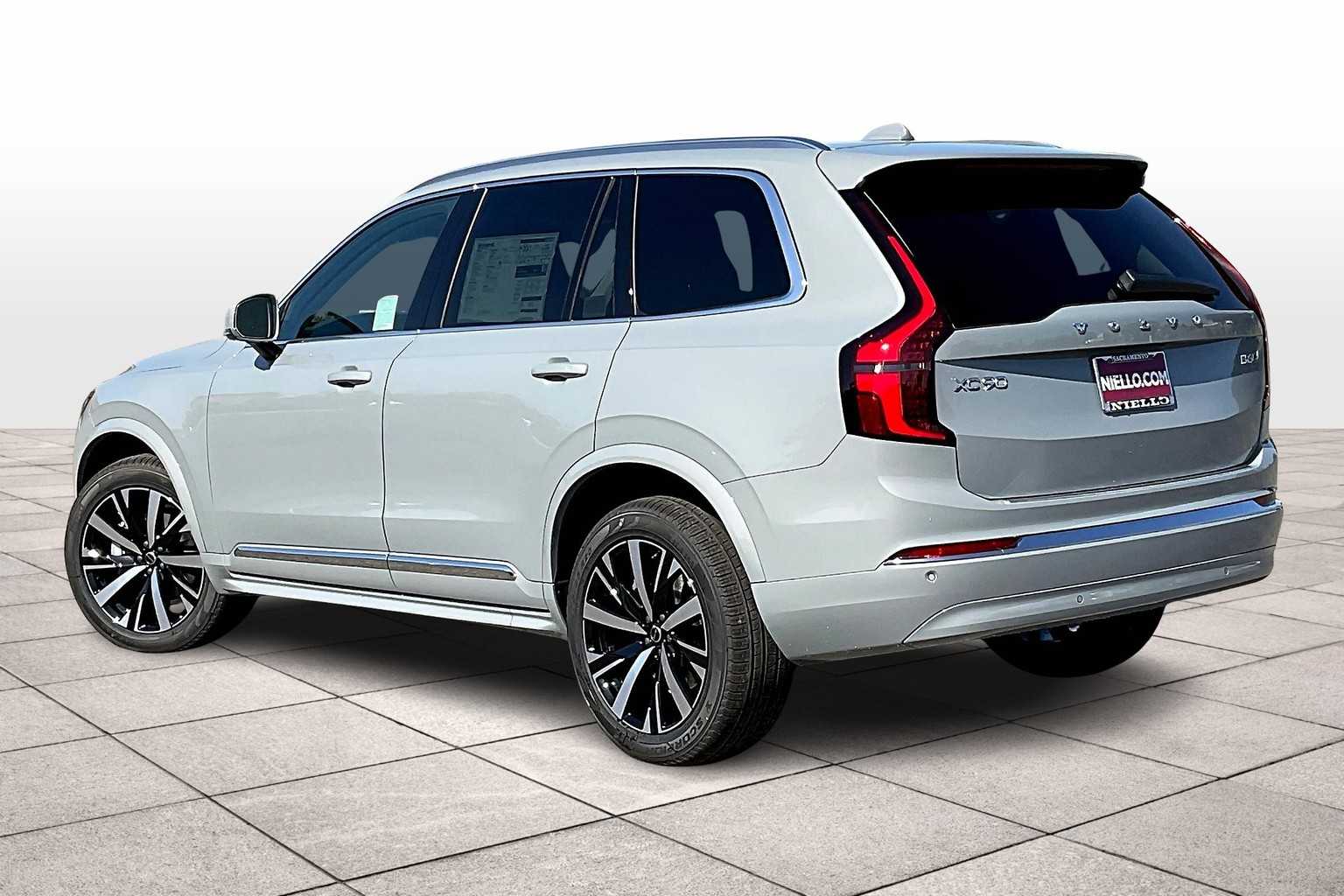 2025 Volvo XC90 Core photo 3