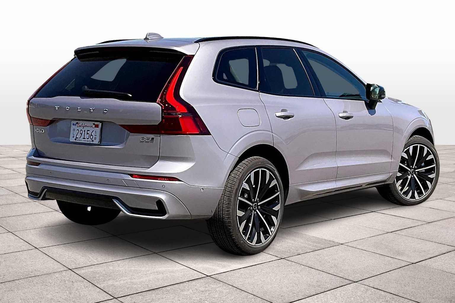 2026 Volvo XC60 B5 photo 4