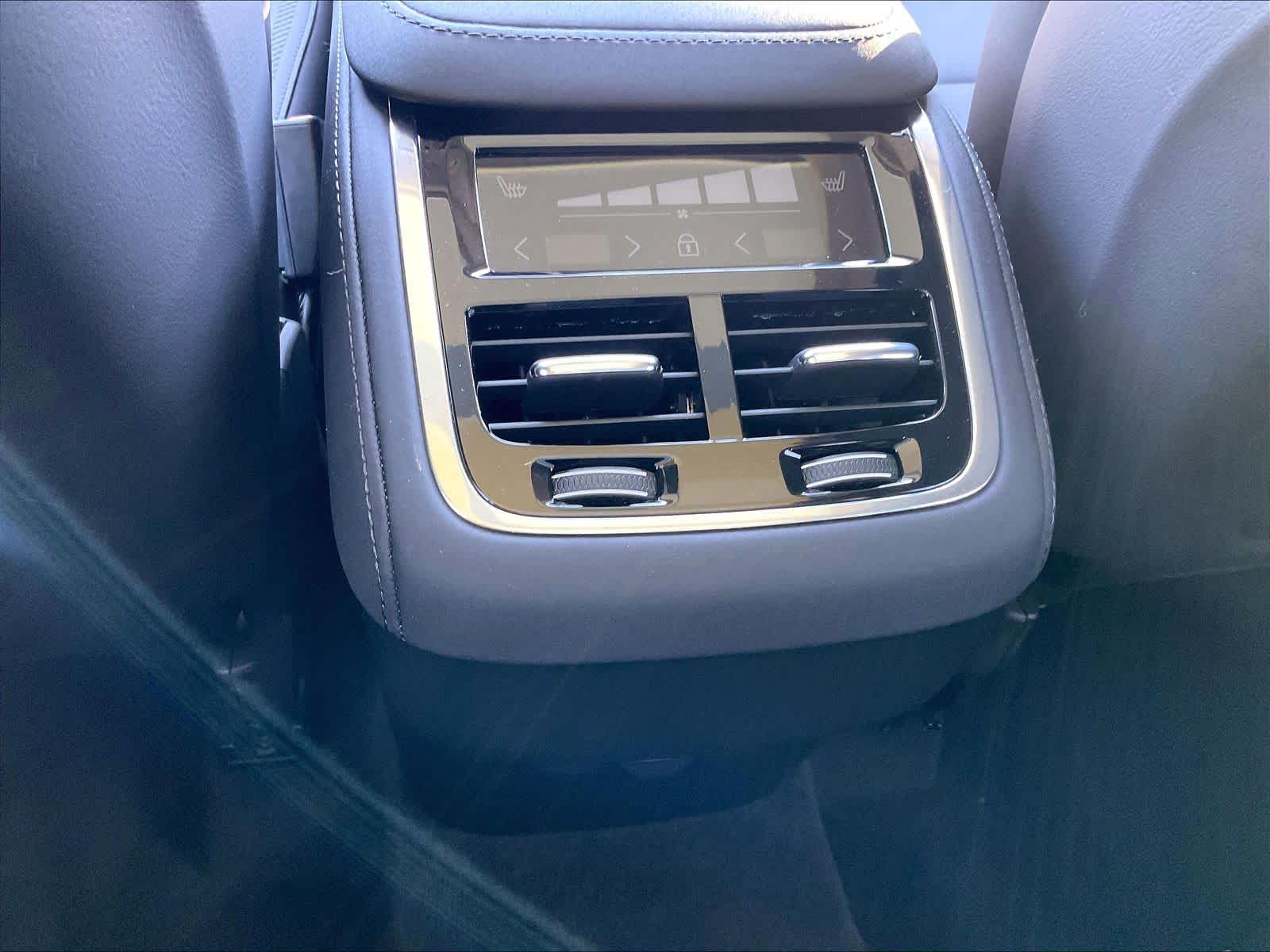 2025 Volvo XC90 Core - Photo 36