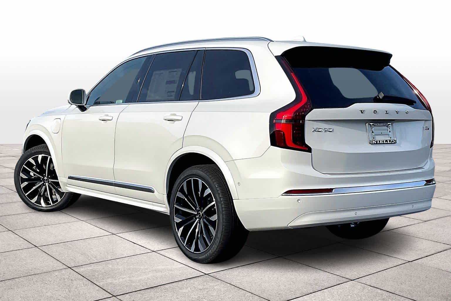 2026 Volvo XC90 T8 photo 2