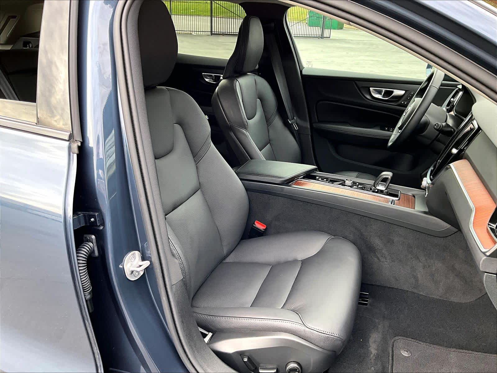 2025 Volvo V60 Cross Country Plus photo 3