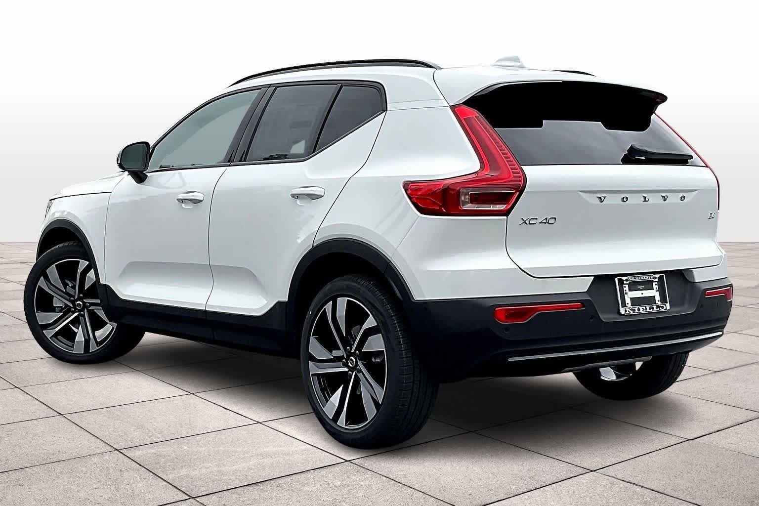 2026 Volvo XC40 Plus photo 3