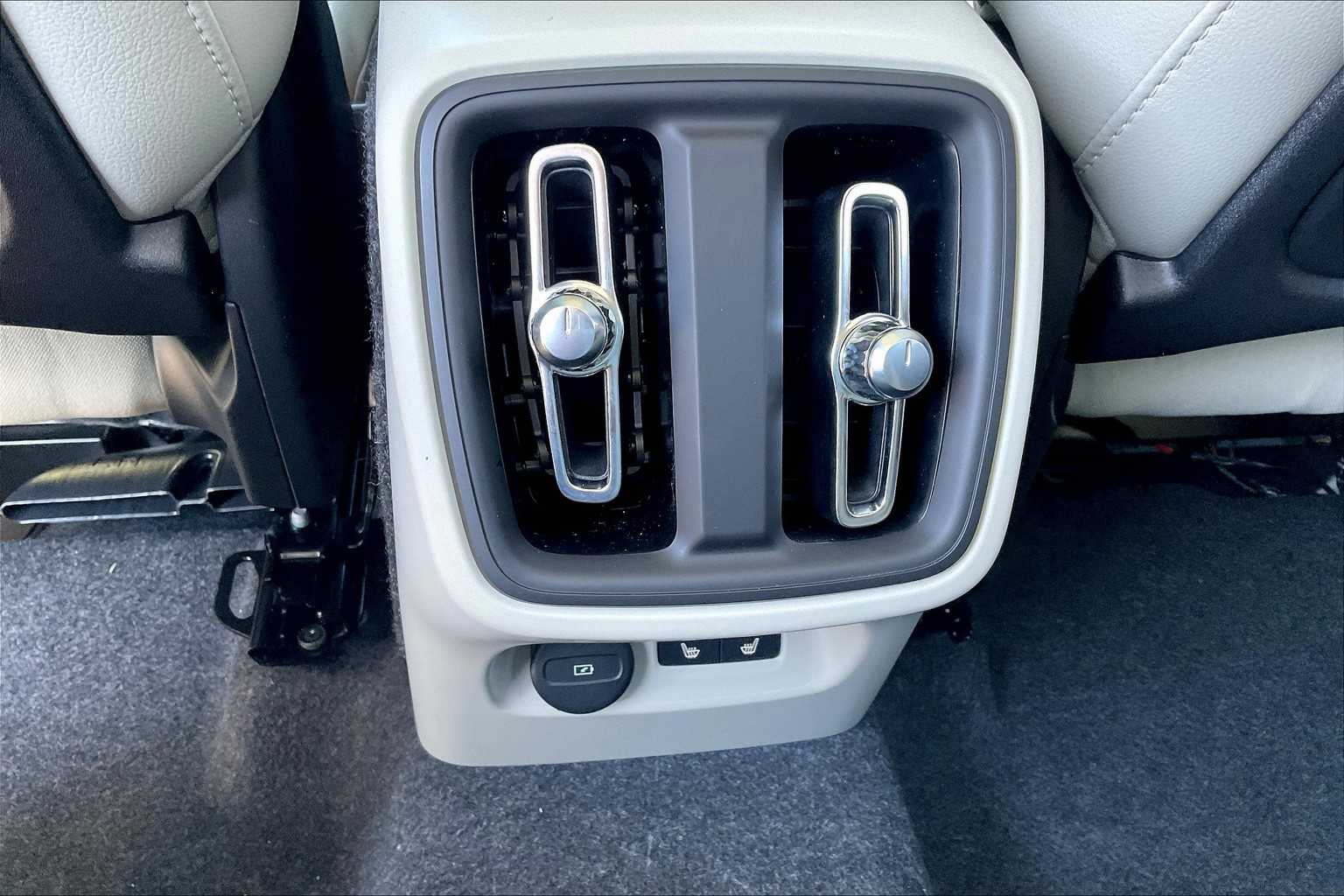 2026 Volvo XC40 Plus - Photo 16
