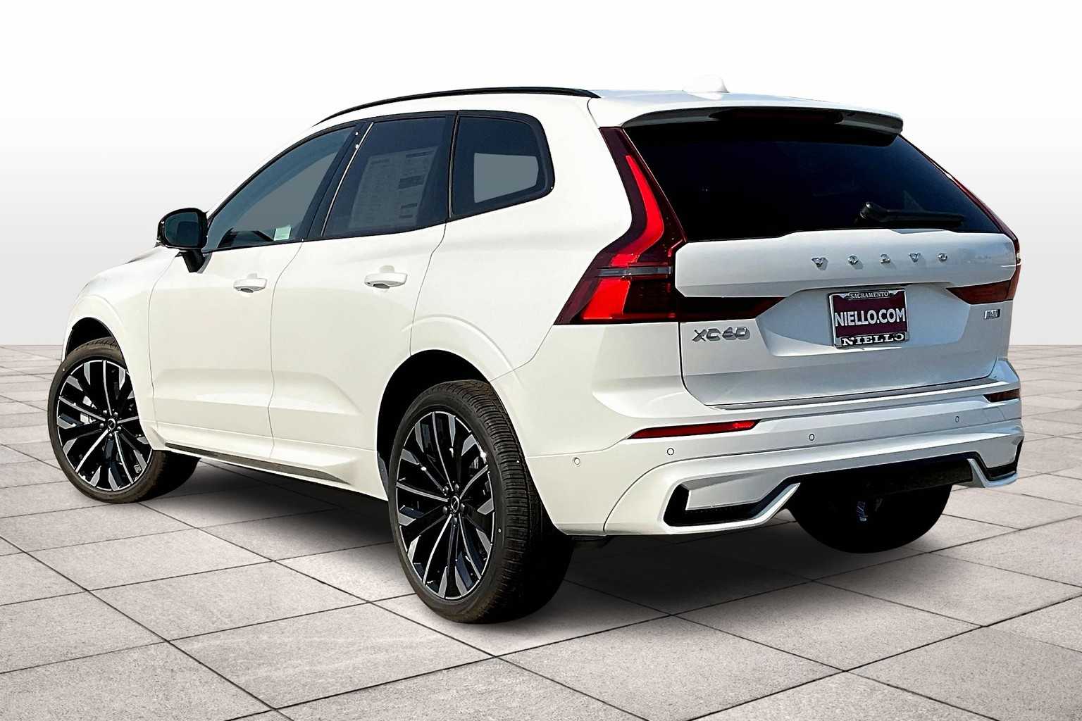 2026 Volvo XC60 B5 photo 3