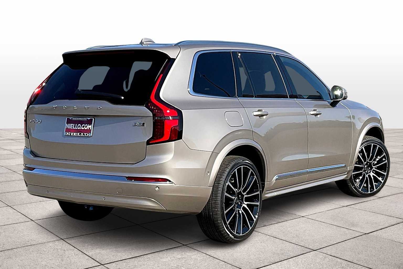 2026 Volvo XC90 Plus Black Edition photo 4