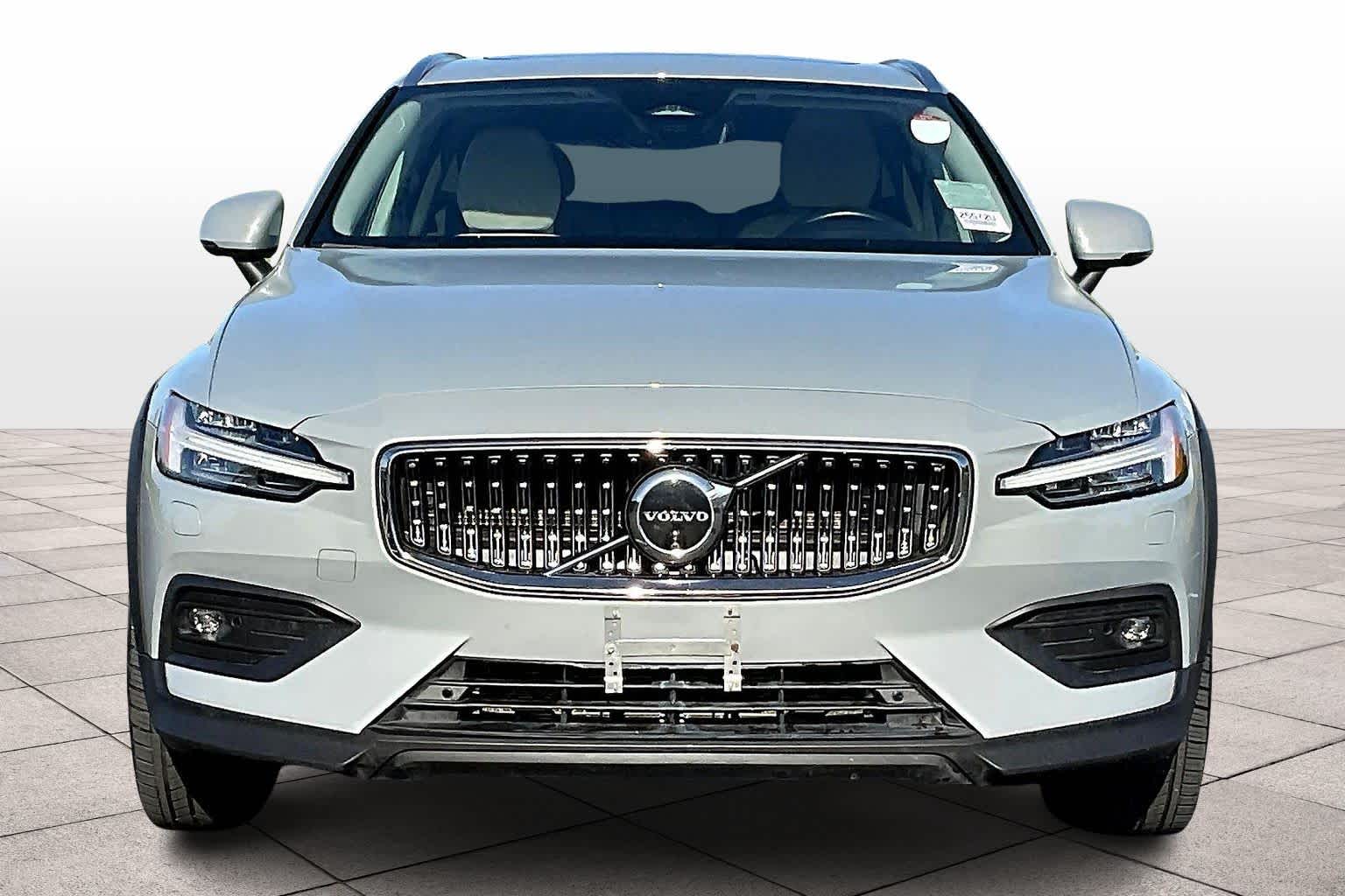 2024 Volvo V60 Cross Country Plus B5 AWD photo 3