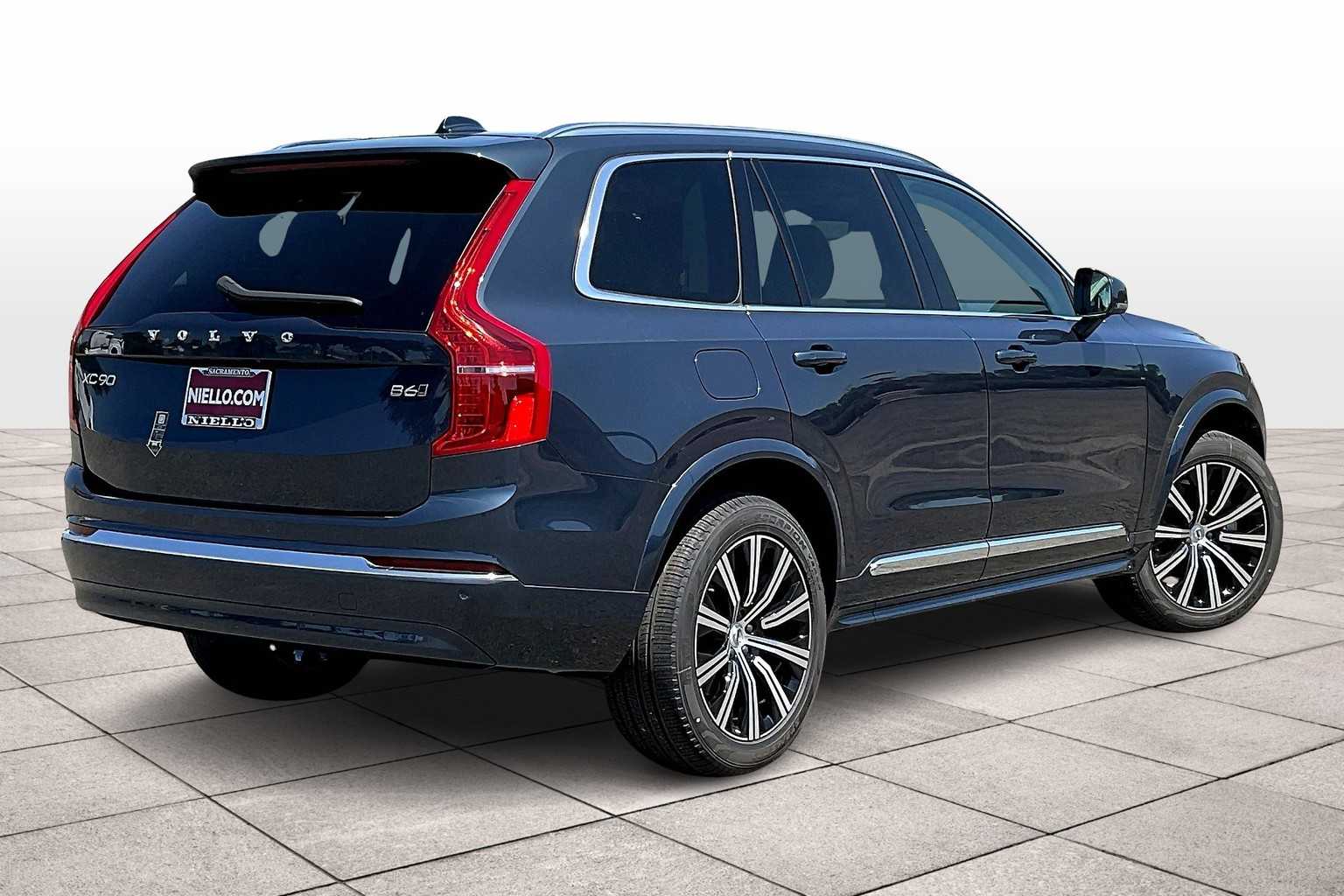 2025 Volvo XC90 Core photo 4