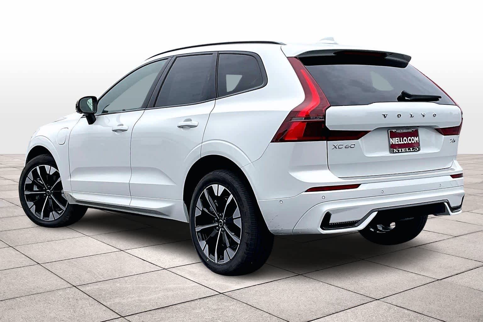 2026 Volvo XC60 plug-in hybrid T8 Plus photo 2