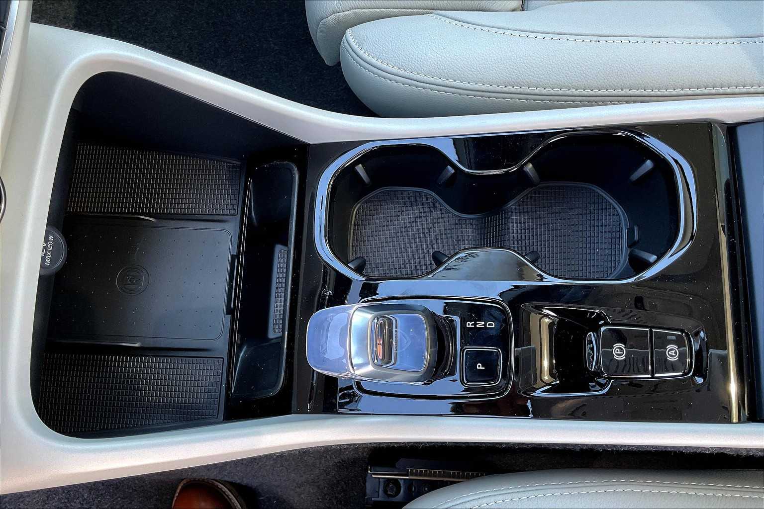 2026 Volvo XC40 Plus - Photo 10