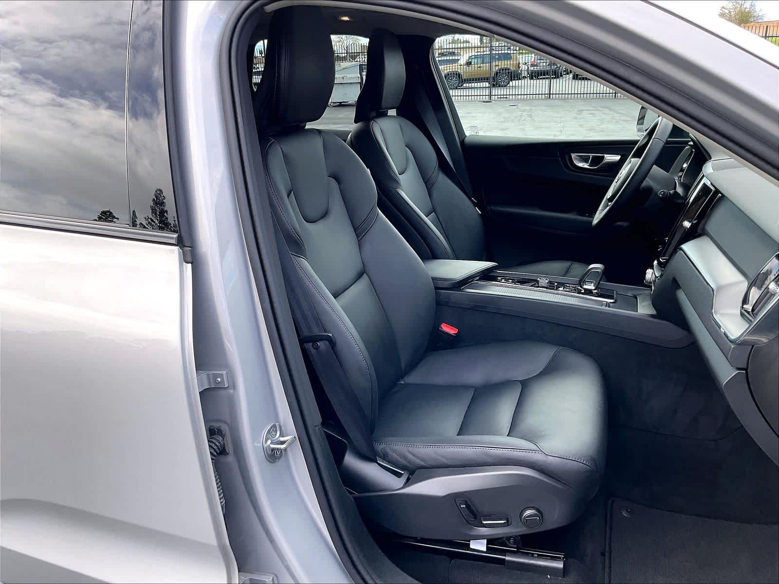 2025 Volvo XC60 Core photo 3