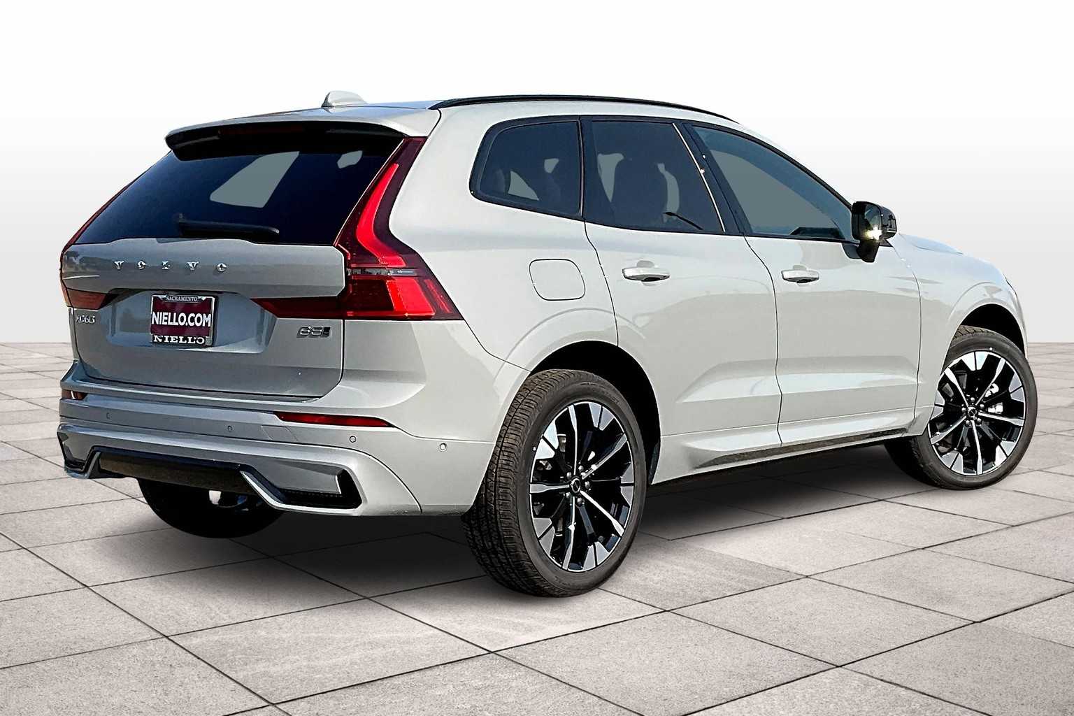 2026 Volvo XC60 B5 Plus photo 4