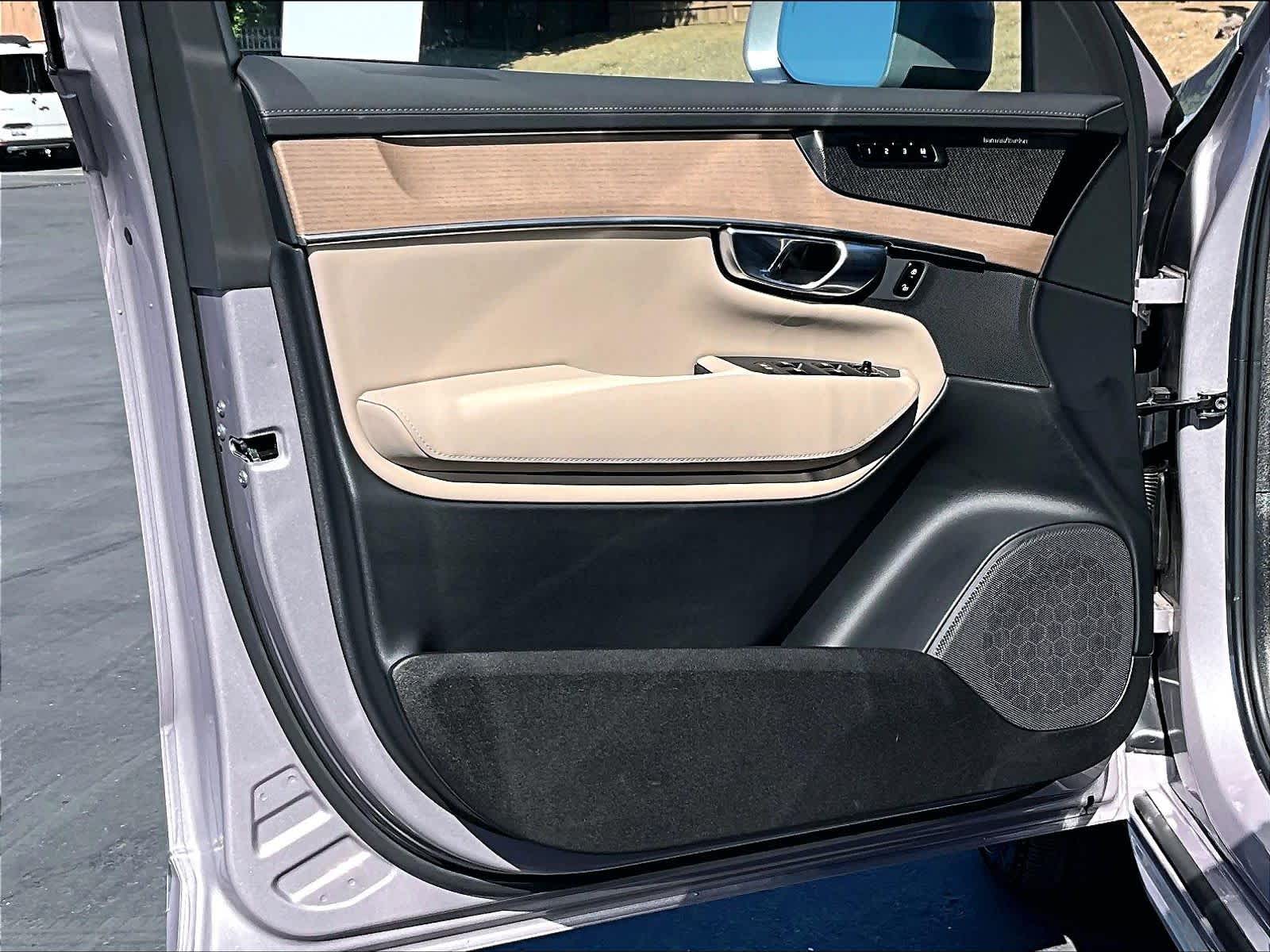 2026 Volvo XC90 Plus - Photo 25