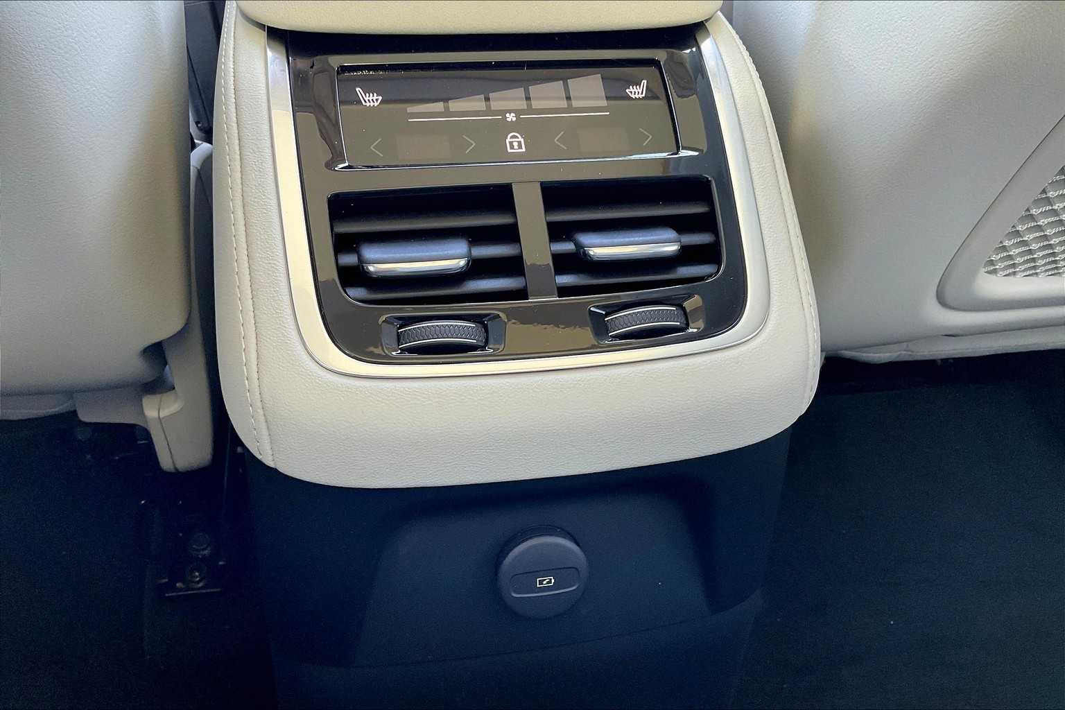 2026 Volvo XC90 Ultra - Photo 16