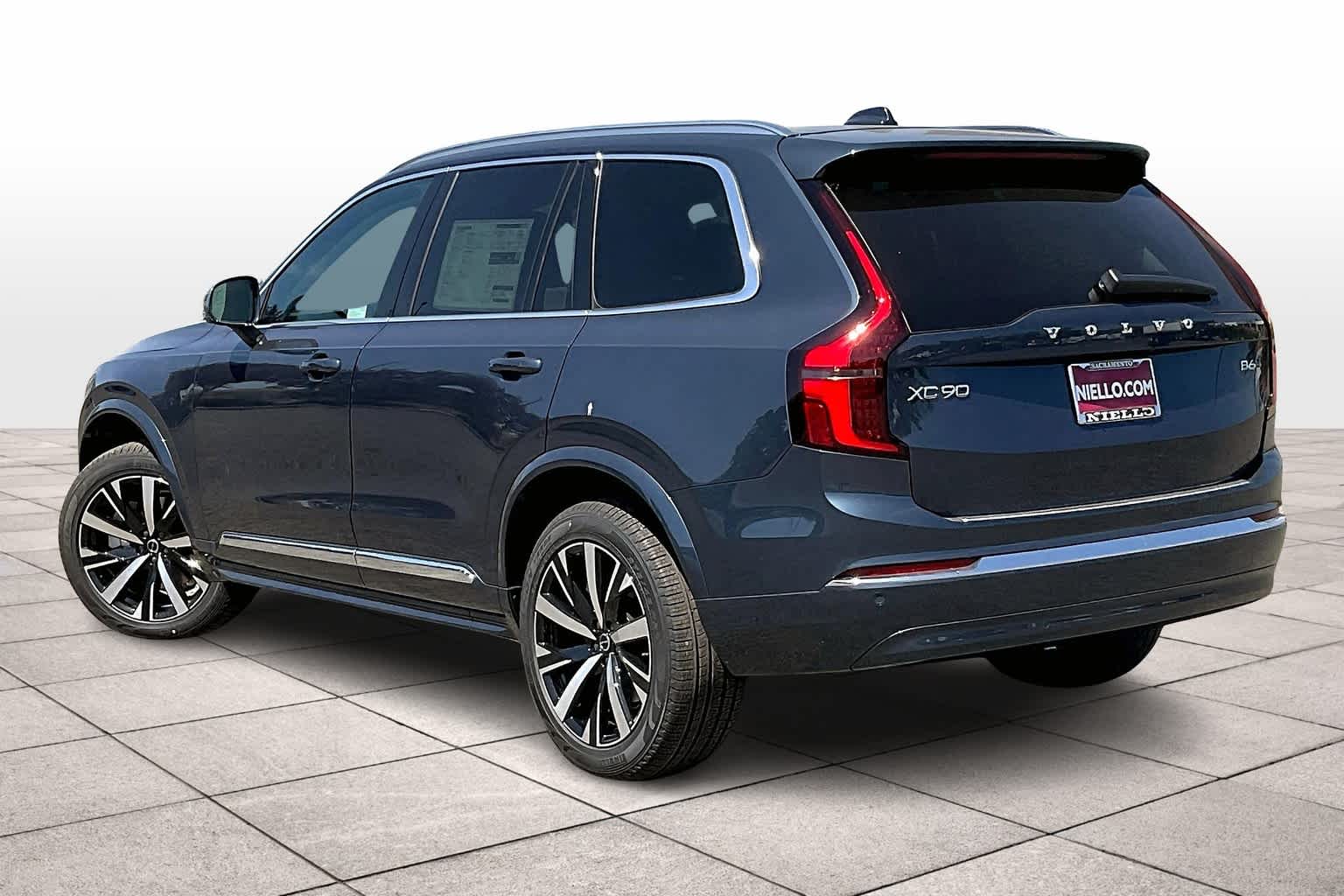 2025 Volvo XC90 Core photo 2