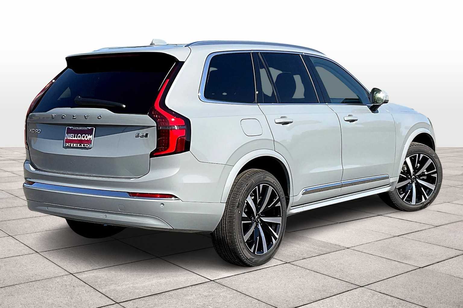2025 Volvo XC90 Core photo 4