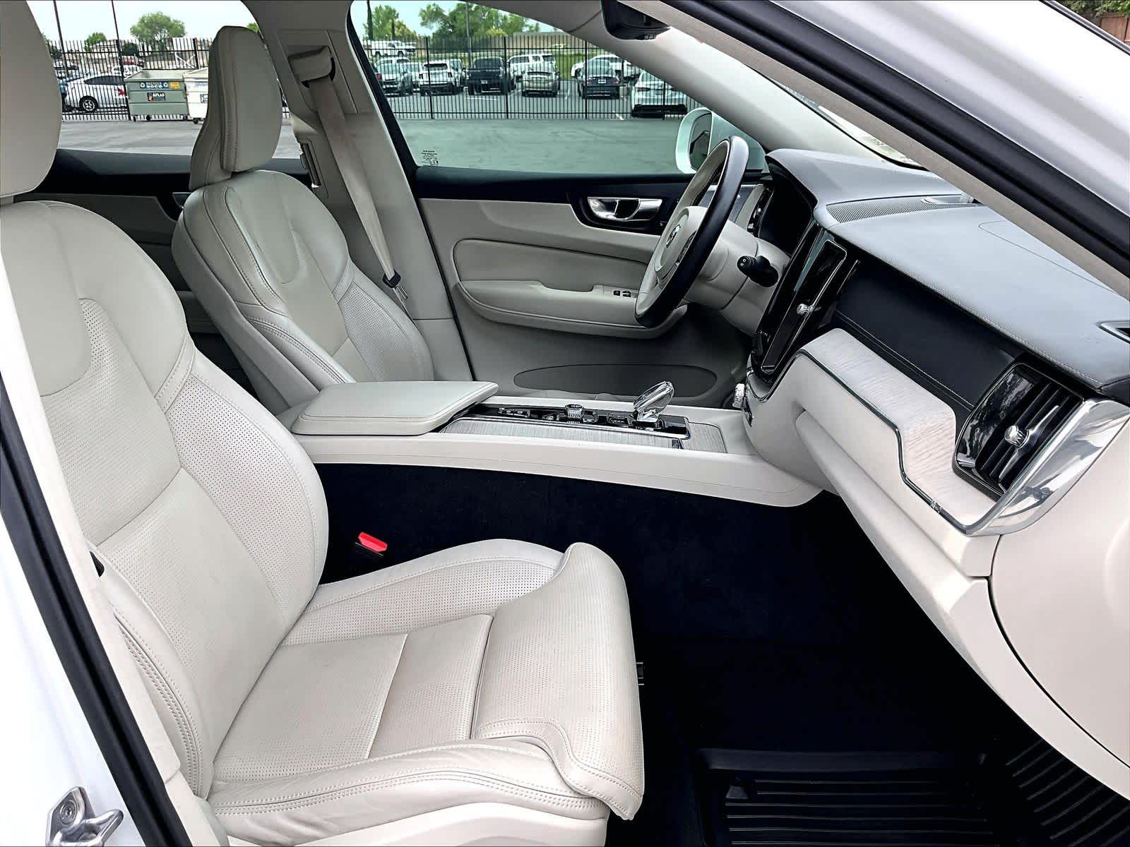 2021 Volvo XC60 Inscription photo 3