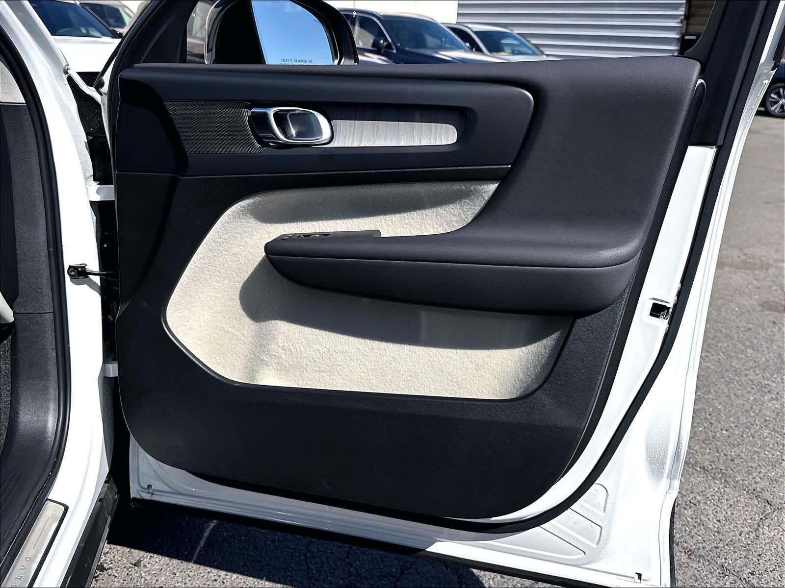 2026 Volvo XC40 Plus - Photo 26