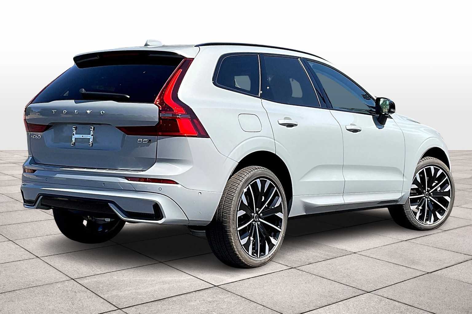 2026 Volvo XC60 B5 photo 4
