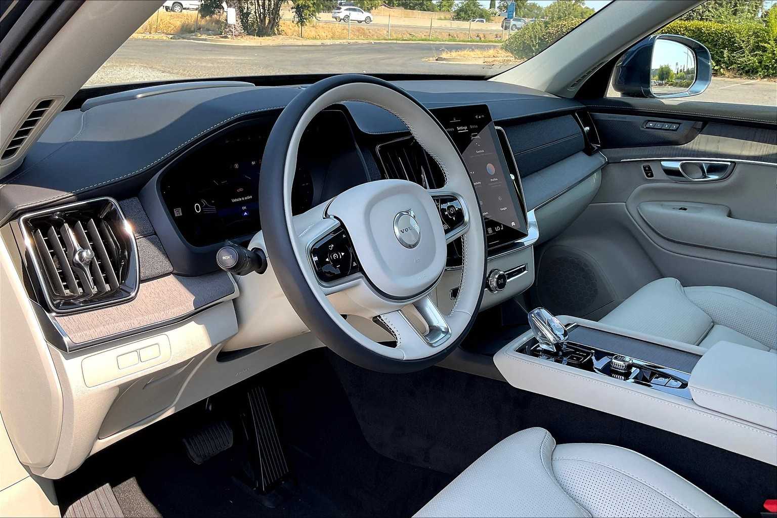 2026 Volvo XC90 plug-in hybrid T8 Ultra 7-Seater photo 3