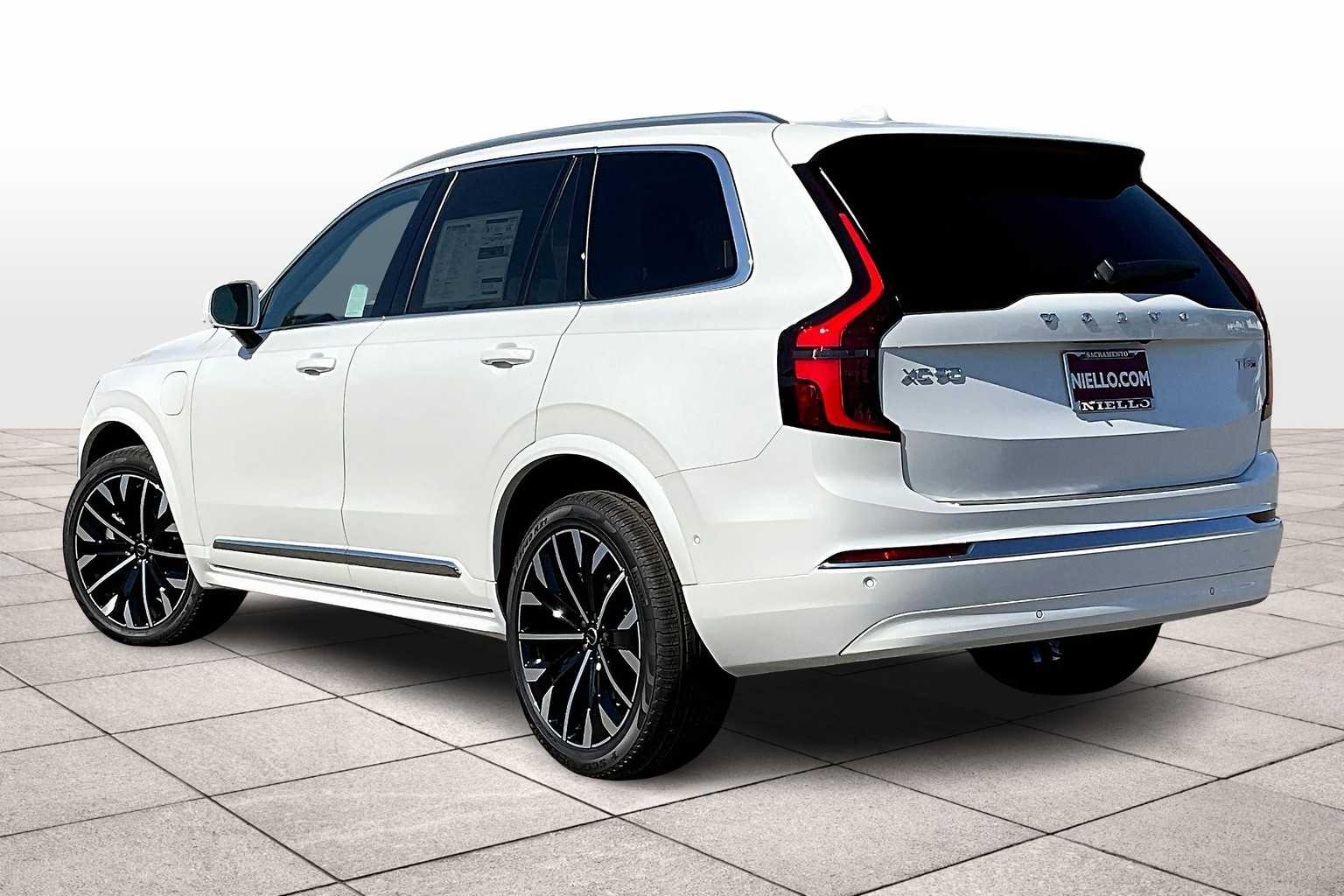 2026 Volvo XC90 T8 photo 2