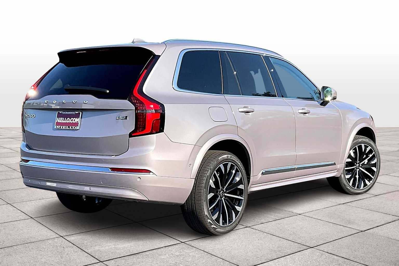 2026 Volvo XC90 B5 Plus photo 4