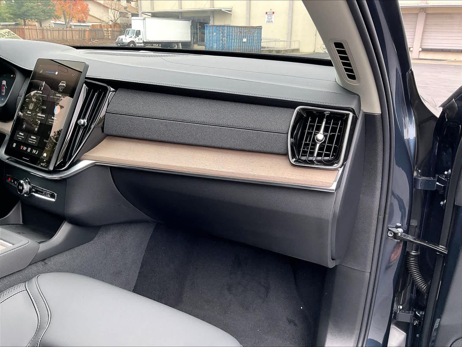 2026 Volvo XC90 Plus - Photo 29