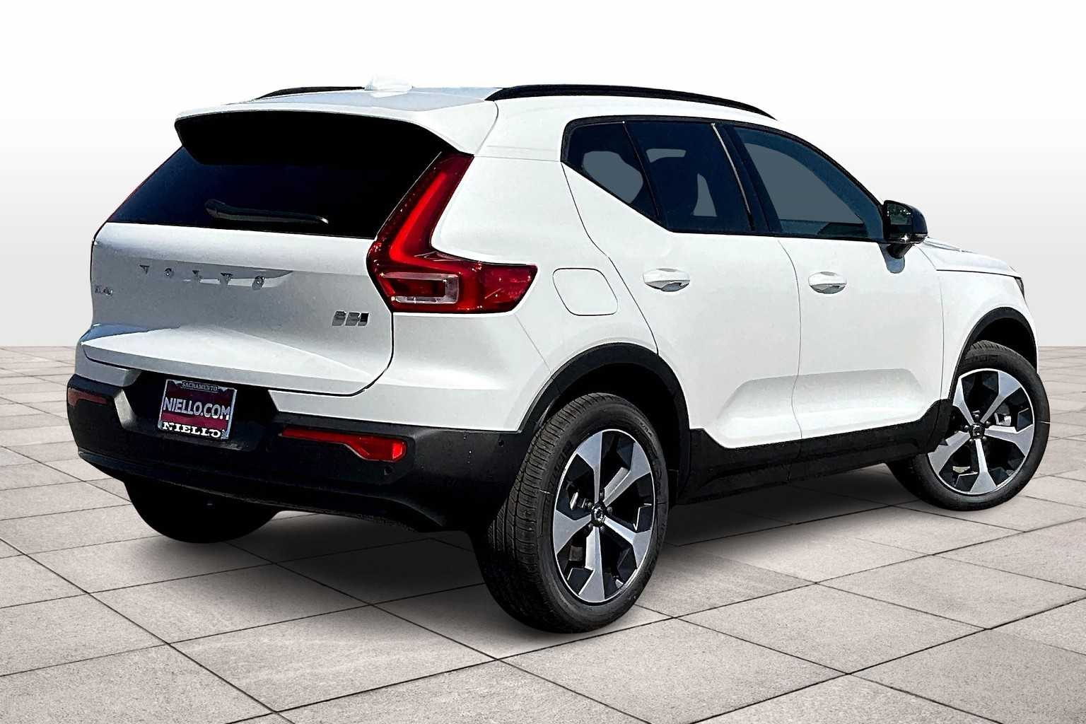 2026 Volvo XC40 Plus photo 4