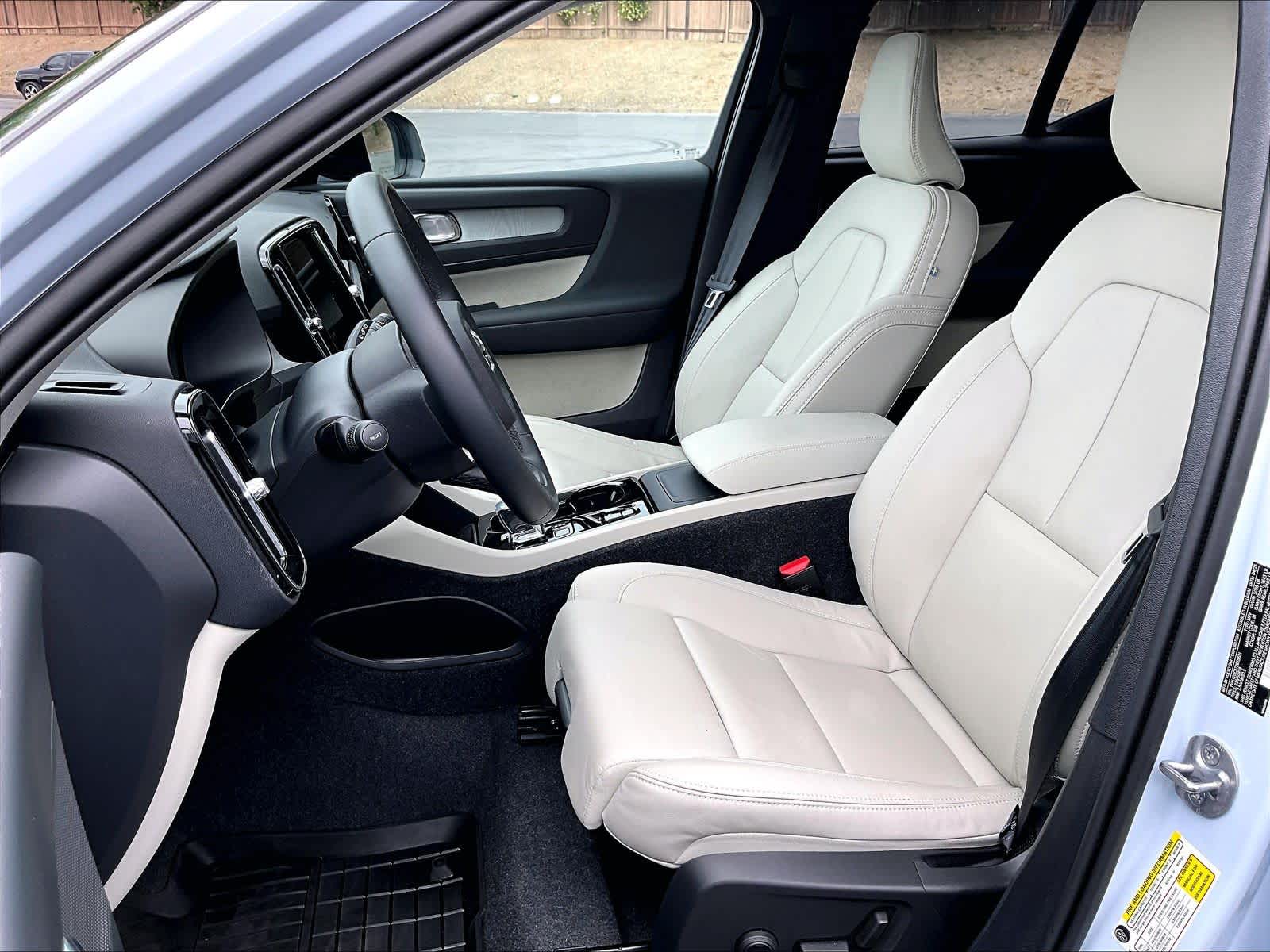 2026 Volvo XC40 Plus - Photo 27