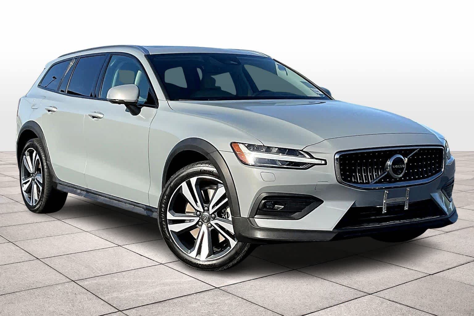 2024 Volvo V60 Cross Country Plus B5 AWD photo 2