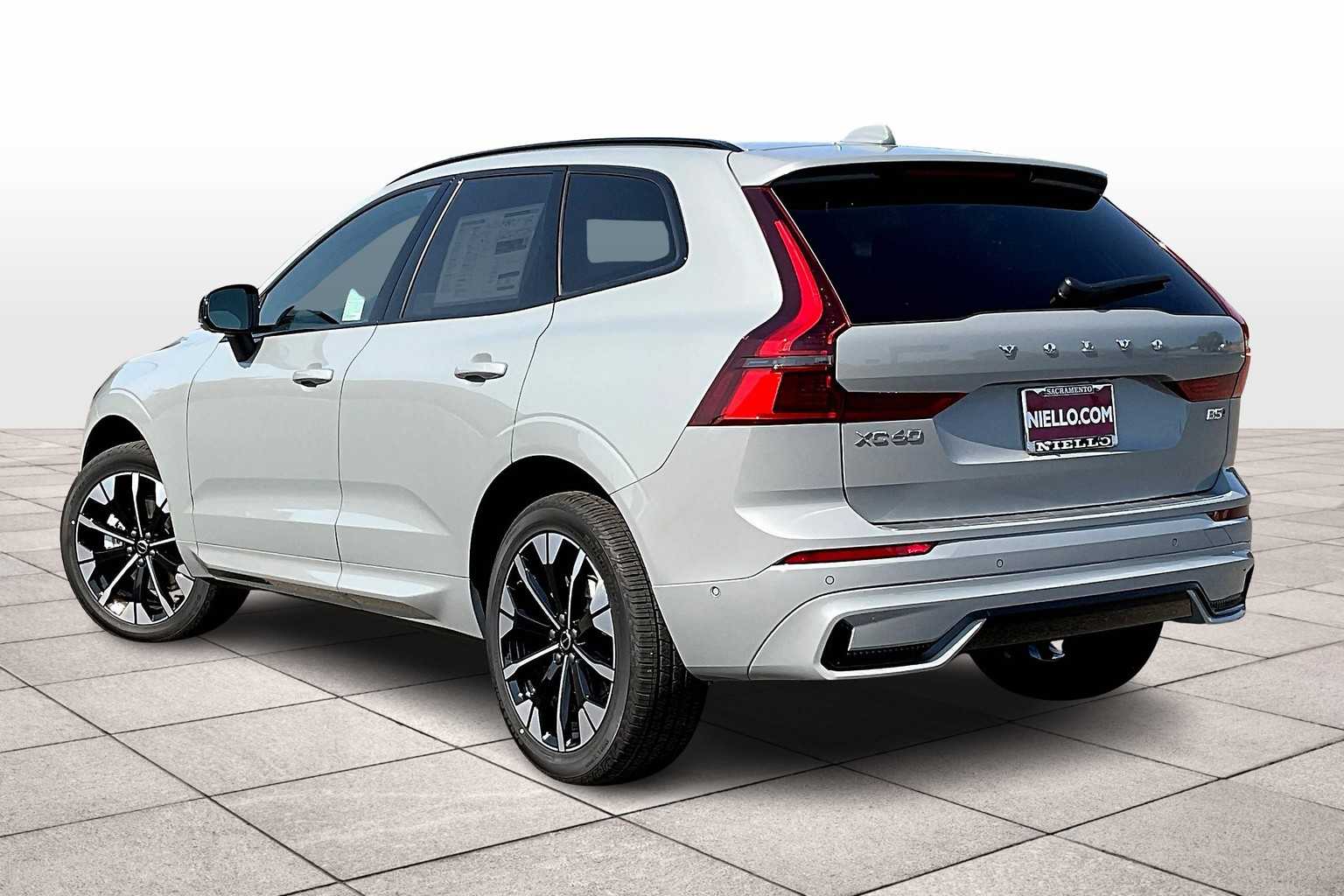 2026 Volvo XC60 B5 Plus photo 3