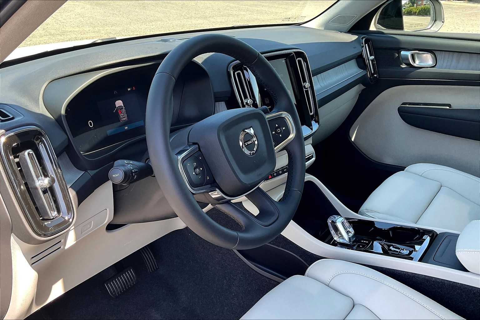 2026 Volvo XC40 B5 Plus photo 3