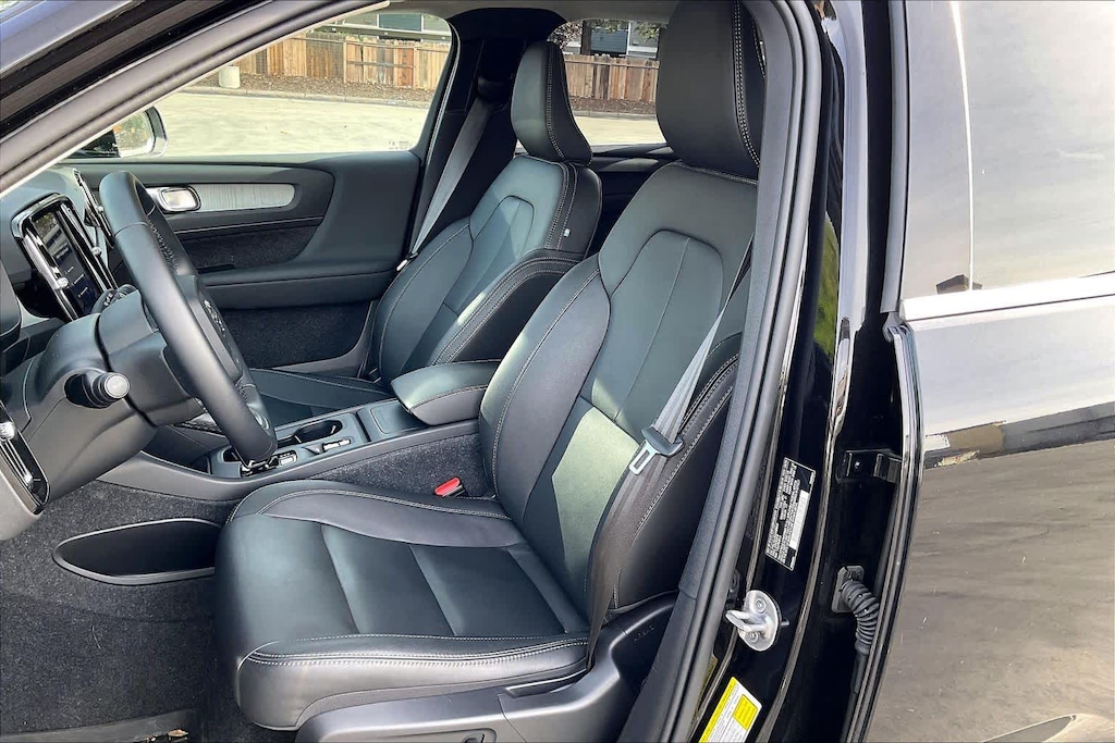 Used 2025 Volvo XC40 B5 Core Bright Theme SUV