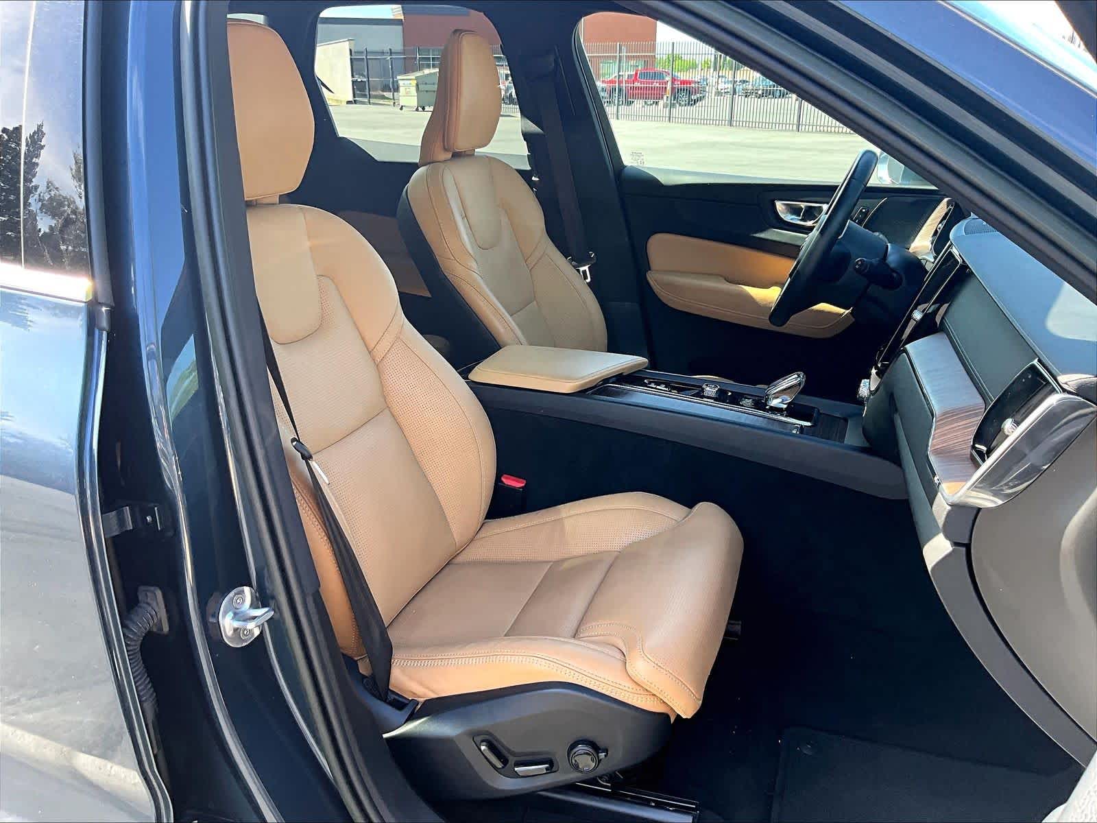 2023 Volvo XC60 Ultimate Bright Theme photo 3