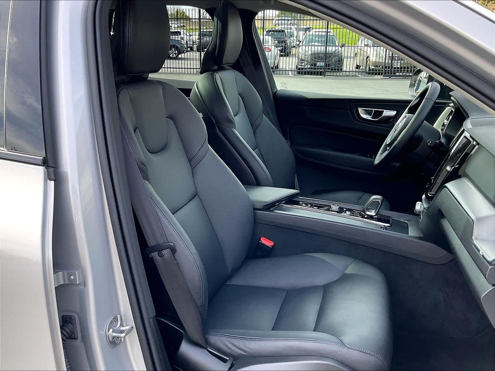 2025 Volvo XC60 Core photo 3