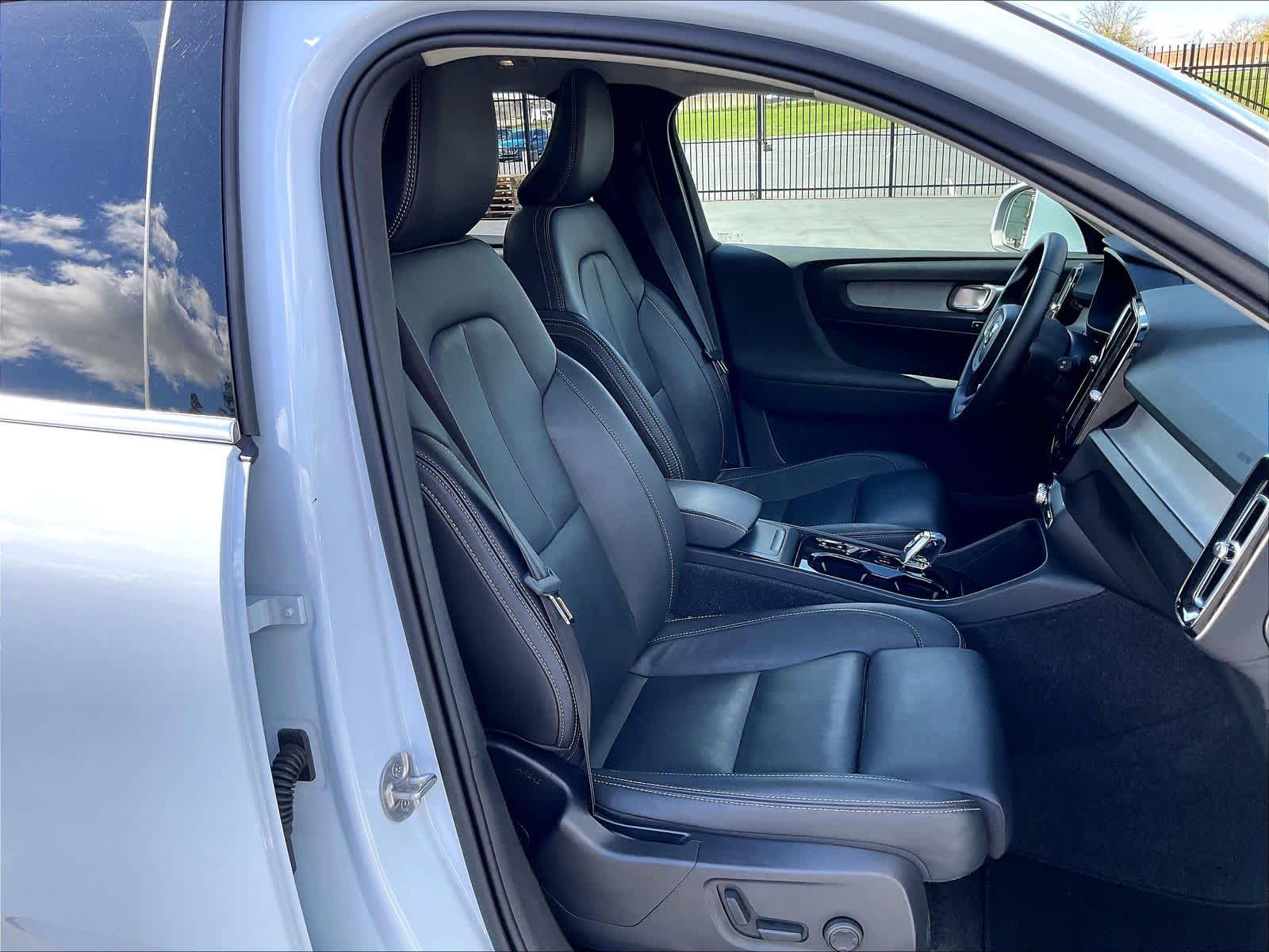 2025 Volvo XC40 Plus Bright Theme photo 3