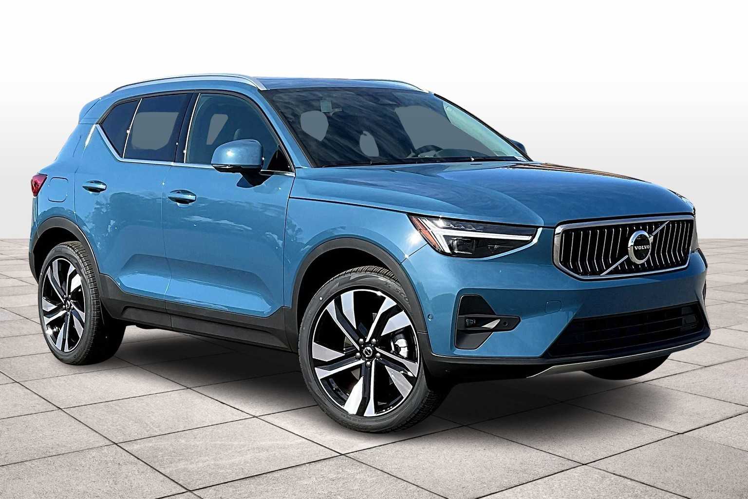 2025 Volvo XC40 photo 2
