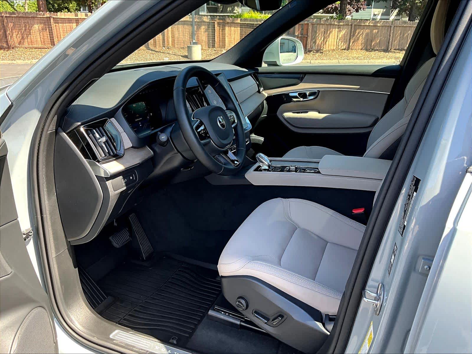 2026 Volvo XC90 Plus - Photo 16